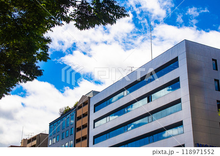 【京都風景】御池通りの空とビル群 118971552