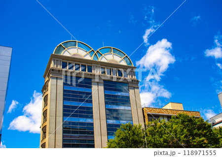 【京都風景】御池通りの空とビル群 118971555