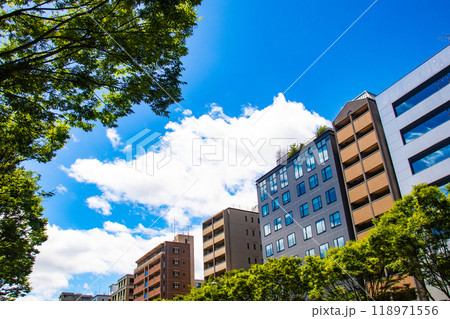 【京都風景】御池通りの空とビル群 118971556