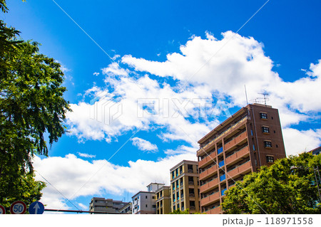 【京都風景】御池通りの空とビル群 【京都風景】御池通りの空とビル群 118971558