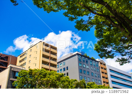【京都風景】御池通りの空とビル群 【京都風景】御池通りの空とビル群 118971562