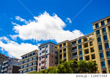 【京都風景】御池通りの空とビル群 【京都風景】御池通りの空とビル群 118971564