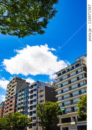 【京都風景】御池通りの空とビル群 118971567