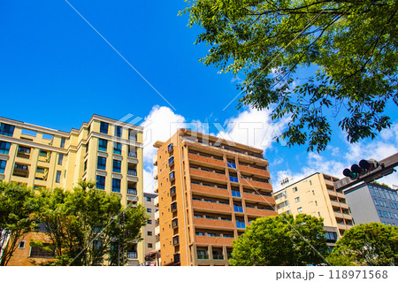 【京都風景】御池通りの空とビル群 【京都風景】御池通りの空とビル群 118971568