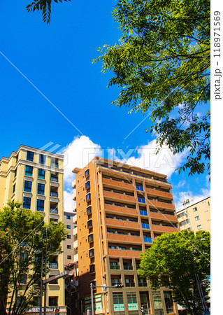 【京都風景】御池通りの空とビル群 118971569