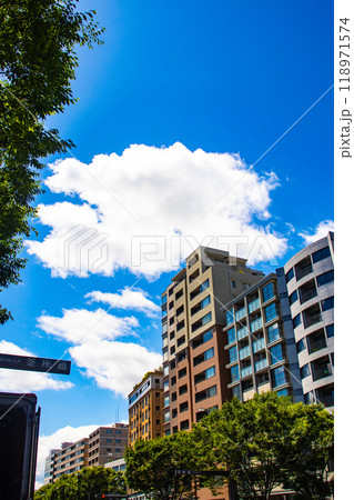 【京都風景】御池通りの空とビル群 118971574