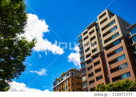 【京都風景】御池通りの空とビル群 【京都風景】御池通りの空とビル群 118971575