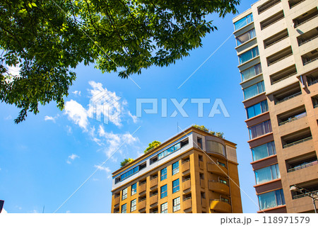 【京都風景】御池通りの空とビル群 118971579