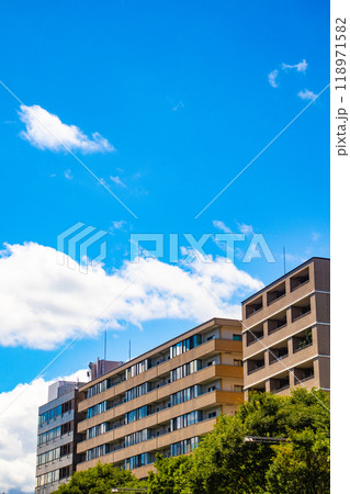 【京都風景】御池通りの空とビル群 118971582