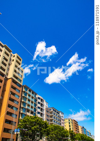 【京都風景】御池通りの空とビル群 【京都風景】御池通りの空とビル群 118971591