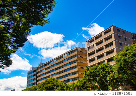 【京都風景】御池通りの空とビル群 【京都風景】御池通りの空とビル群 118971593