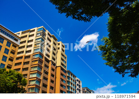 【京都風景】御池通りの空とビル群 118971594
