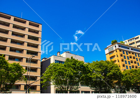 【京都風景】御池通りの空とビル群 118971600