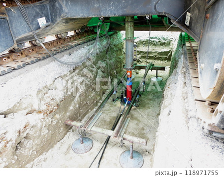 建築や土木で地盤の支持力を測定する平板載荷試験 118971755