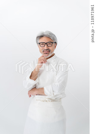 シェフ　料理人　シニア男性 118971961