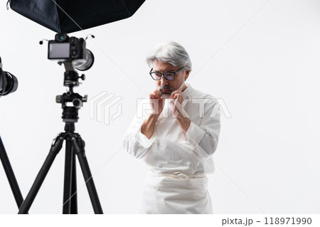 シェフ 料理人 シニア男性 撮影 シェフ 料理人 シニア男性 撮影 118971990