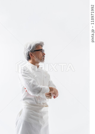 シェフ 料理人 シニア男性 シェフ 料理人 シニア男性 118971992