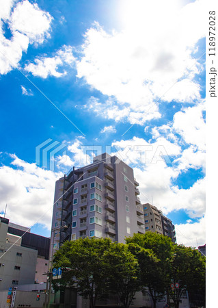 【京都風景】御池通りの空とビル群 【京都風景】御池通りの空とビル群 118972028