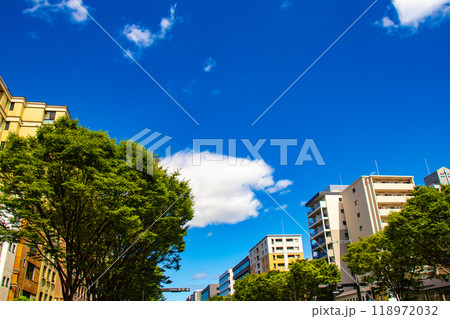 【京都風景】御池通りの空とビル群 118972032