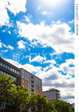 【京都風景】御池通りの空とビル群 118972051