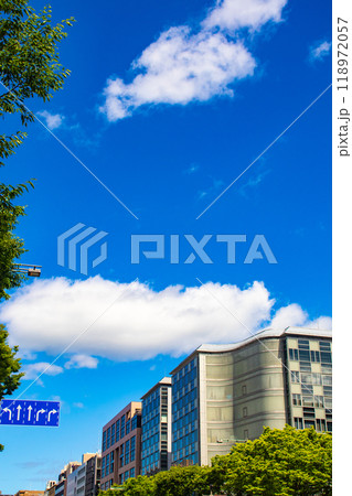 【京都風景】御池通りの空とビル群 118972057