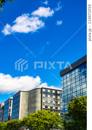 【京都風景】御池通りの空とビル群 118972058