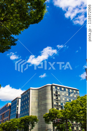 【京都風景】御池通りの空とビル群 【京都風景】御池通りの空とビル群 118972066
