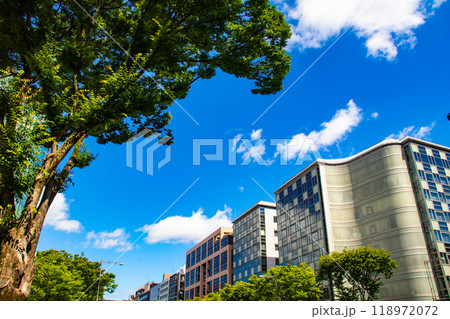 【京都風景】御池通りの空とビル群 118972072