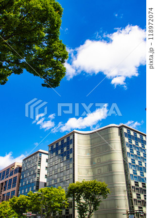 【京都風景】御池通りの空とビル群 118972074