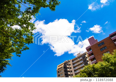 【京都風景】御池通りの空とビル群 118972088