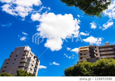【京都風景】御池通りの空とビル群 【京都風景】御池通りの空とビル群 118972090