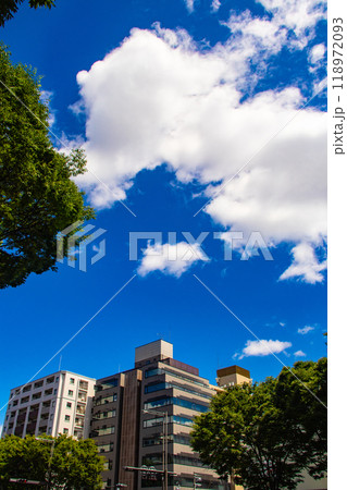 【京都風景】御池通りの空とビル群 118972093