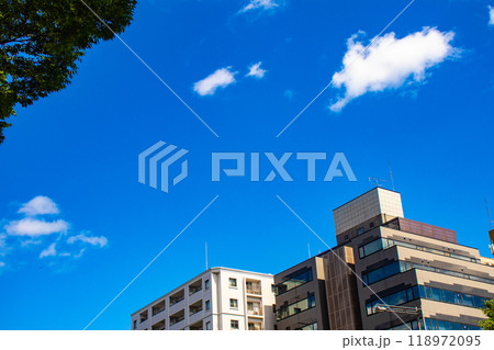 【京都風景】御池通りの空とビル群 118972095