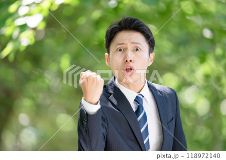 ガッツポーズをするビジネスマン ガッツポーズをするビジネスマン 118972140