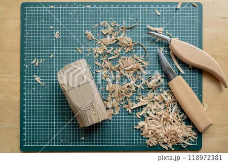 木彫り バードカービング 工作風景 木彫り バードカービング 工作風景 118972381