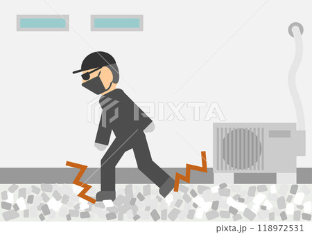 住宅の裏の防犯用砂利の上を歩く不審者のイメージ素材 118972531