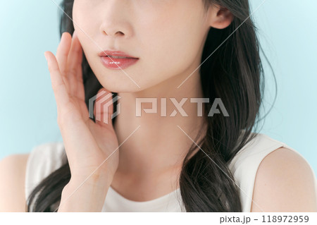 30代女性の口元のアップ 118972959
