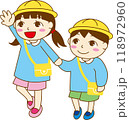 手を上げて歩く幼稚園児 118972960