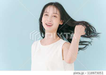 風になびく女性の髪の毛 118973051