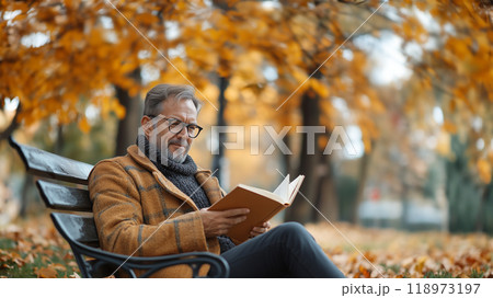 公園のベンチで読書する男性 118973197