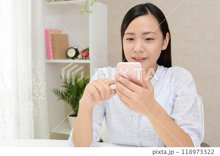 スマートフォンを操作する女性 スマートフォンを操作する女性 118973322