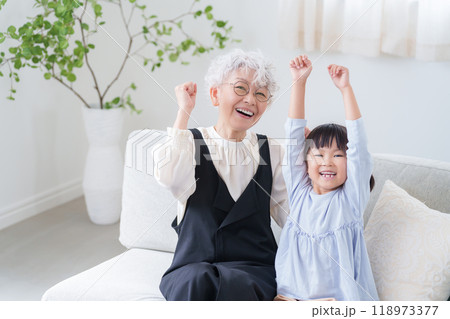 ガッツポーズするおばあちゃんと孫 ガッツポーズするおばあちゃんと孫 118973377
