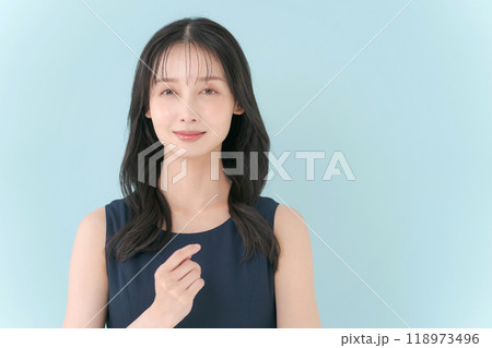30代女性のポートレート 118973496