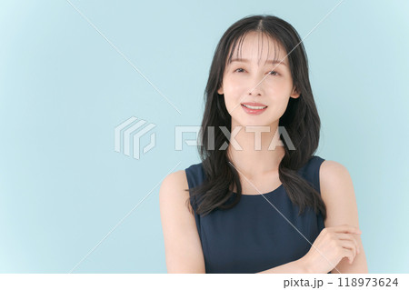 30代女性のポートレート 118973624
