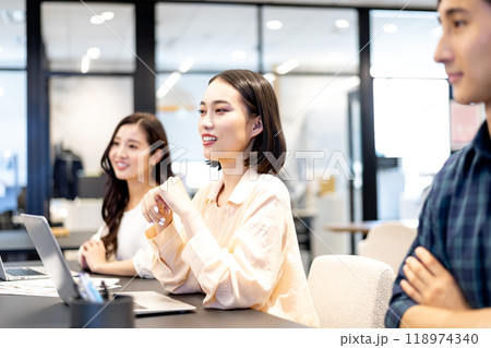 ミーティングで発言しようとしている女性 118974340