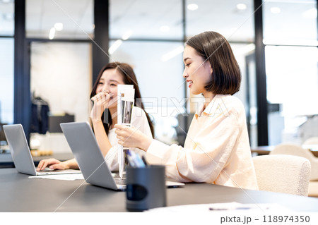 ミーティングのシーン 118974350