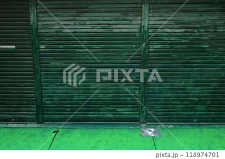 緑のシャッター 118974701