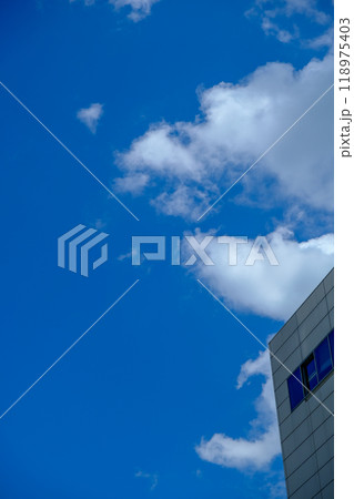 青空と雲とビル 118975403