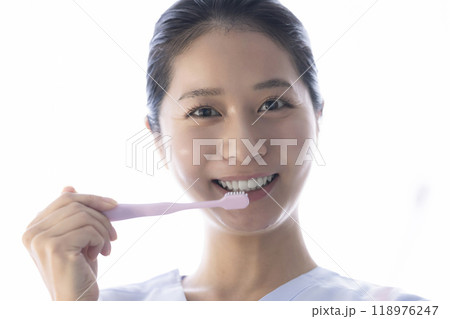 歯ブラシを持つ女性 歯ブラシを持つ女性 118976247