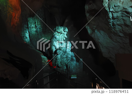 特別天然記念物 秋芳洞 グリーンにライトアップされた巌窟王 特別天然記念物 秋芳洞 グリーンにライトアップされた巌窟王 118976451